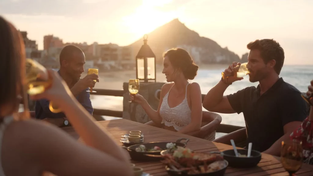 Disfrutando de una comida en un restaurante frente al mar en Baja California Sur.